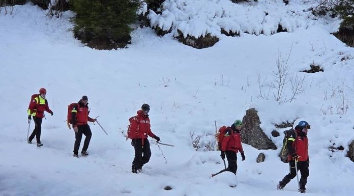 Turist blocat pe traseul Take Ionescu – Mălăieşti din cauza avalanşelor scurse recent în zonă / Intervin salvamontiştii din Râşnov / Traseul pe care s-a aventurat este închis publicului