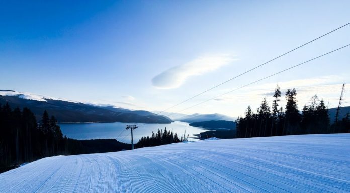 Imagini de Paște cu zăpadă pe Transalpina. Ninge și se schiază
