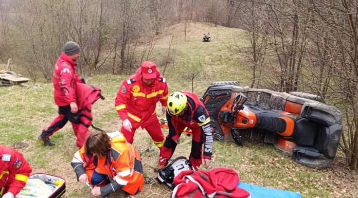 UPDATE – Intervenţie pentru salvarea unei persoane care s-a răsturnat cu ATV-ul într-o zonă greu accesibilă a Munţilor Şureanu / Victima, un bărbat de 43 de ani, transportată cu elicopterul la spital – FOTO