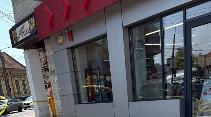 Dominic Fritz, intervenție după un incident periculos: „De pe fațada unui bloc vechi s-au desprins plăci de beton și au căzut pe trotuar. Vor urma noi amenzi”