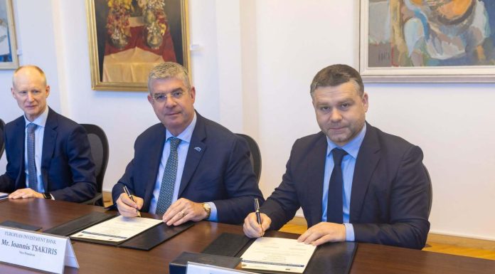 Contract de peste 265 de milioane de euro pentru modernizarea liniilor de tramvai, semnat de primarul general al Capitalei / Ciucu: Bucureştiul are nevoie de investiţii mari în liniile de tramvai, vechi de peste 50 de ani de zile şi care nu mai fac faţă