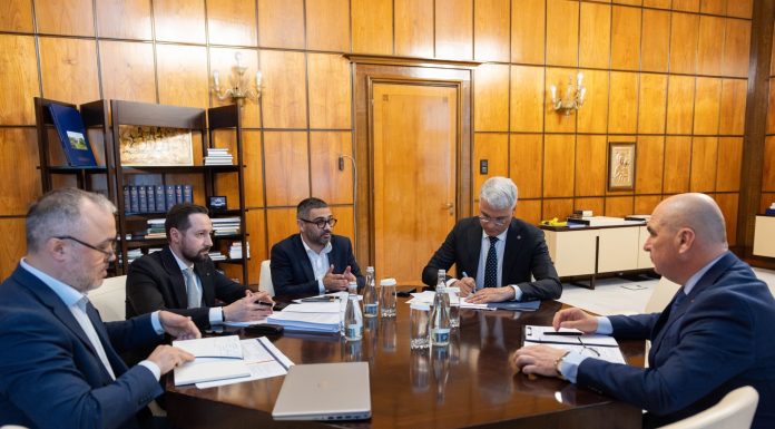 Bolojan despre noua lege a salarizării – prezentată de Profit.ro: Nu va scădea niciun venit salarial. Cei care sunt peste noua grilă vor aștepta până sunt ajunși de colegi. Anvelopa bugetară nu va crește cu mai mult de 8%