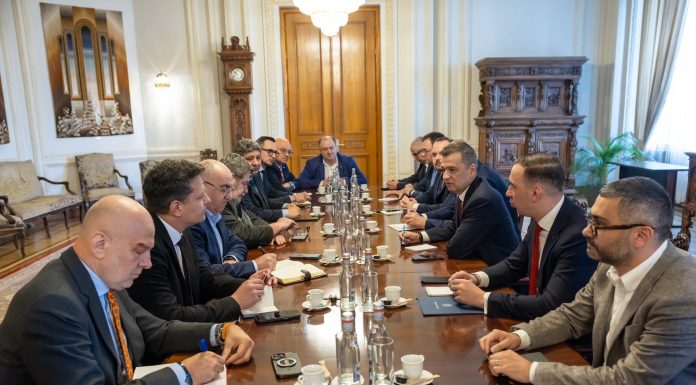 Sorin Grindeanu: PSD îşi doreşte ca România să aibă cât mai repede un nou Guvern /
Confederaţiile sindicale ne-au spus că susţin necesitatea unei schimbări de viziune economică şi o nouă formulă prin care să revenim într-o coaliţie pro-europeană