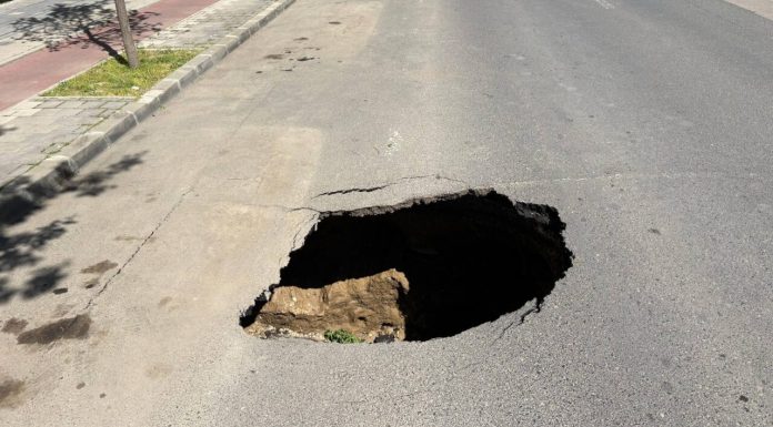 Surpare de asfalt în Slobozia: o porțiune de pe Bulevardul Unirii s-a prăbușit în centrul orașului