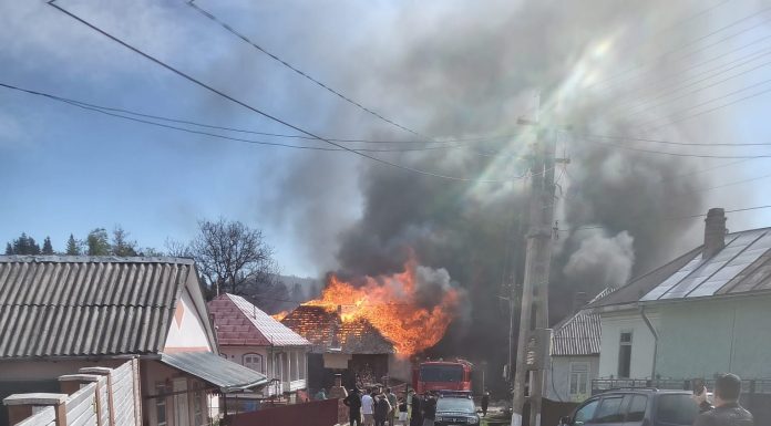 Incendiu uriaș în Soveja. Pompieri din cinci județe, mobilizați pentru stingerea a 11 case mistuite de flăcări