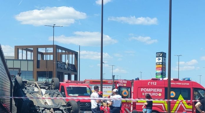 Accident în parcarea unui mall din Pitești. Un pensionar s-a răsturnat cu mașina și a rănit o femeie de 34 de ani
