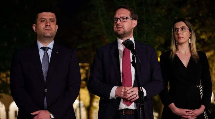 Dominic Fritz, preşedintele USR: Acest Guvern trebuie să continue. Nu ne permitem încă un deceniu izolat şi sărăcit de reţele corupte. Acesta este calculul AUR-PSD / Nu abandonaţi. Puneţi presiune pe fiecare deputat şi senator PSD şi AUR