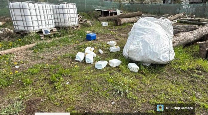 Dosar penal şi amendă de 15.000 de lei, după ce în gospodăria unui bărbat din judeţul Suceava s-au găsit cantităţi mari de de îngrăşăminte chimice depozitate necorespunzător – FOTO