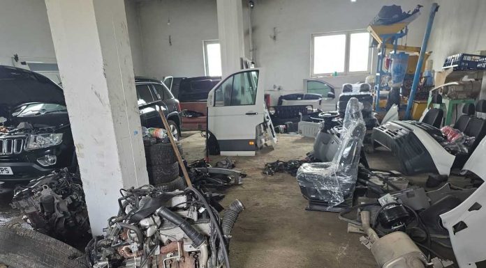 Centru de dezmembrări auto din judeţul Neamţ care funcţiona fără autorizaţie de mediu, amendat cu 40.000 de lei / S-a dispus încetarea activităţii, salubrizarea terenului şi predarea deşeurilor către un operator autorizat