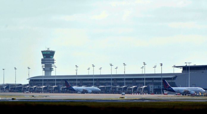 Două mari companii aeriene majorează prețurile biletelor de avion din cauza crizei combustibililor