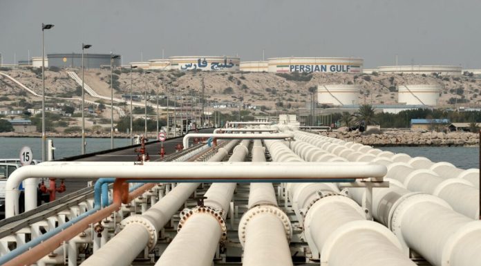 Prețul petrolului, în continuă scădere pe fondul posibilei reluări a negocierilor SUA-Iran