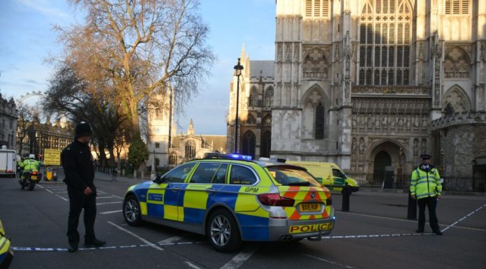 Două persoane au fost rănite în urma unui atac cu cuțitul la Londra. Suspectul a fost reținut