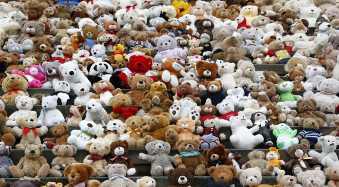 Zeci de mii de ursuleți de pluș amplasați în Washington DC trag un semnal de alarmă în privința copiilor ucraineni răpiți în timpul războiului