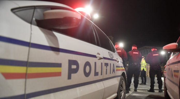 Tineri, blocați timp de 40 de minute într-un carusel. Au fost coborâți de pompieri