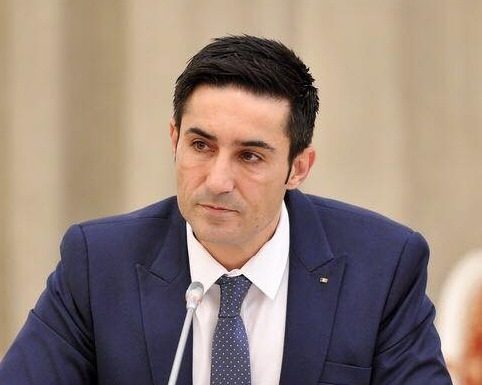 Claudiu Manda: Cât mai guvernaţi împotriva românilor, domnule Bolojan?
