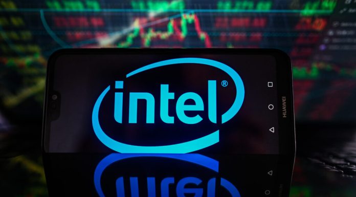 Intel se îndreaptă spre un nivel record, pe fondul cererii de procesoare bazate pe inteligența artificială, care susține previziunile optimiste