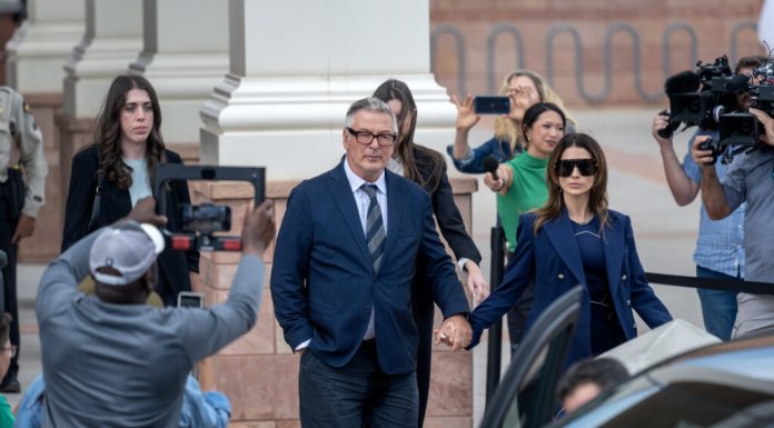 Procesul împotriva lui Alec Baldwin pentru incidentul mortal din timpul filmărilor la westernul Rust ajunge în instanță