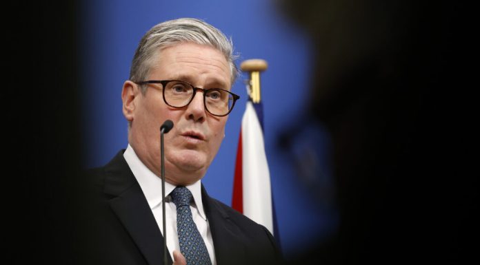 Presiune publică imensă pe guvernul britanic: peste 200.000 de oameni cer rezilierea contractelor cu Palantir Technologies