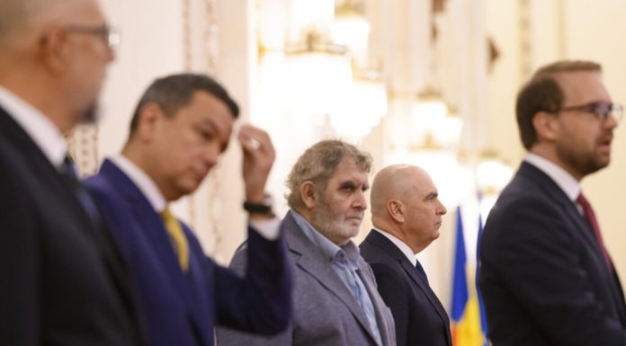 A început consultarea PSD. Social-democrații votează retragerea sprijinului pentru premierul Bolojan. Ministru PSD: „Suntem deja într-o criză economică” UPDATE: PNL convoacă liderii partidului
