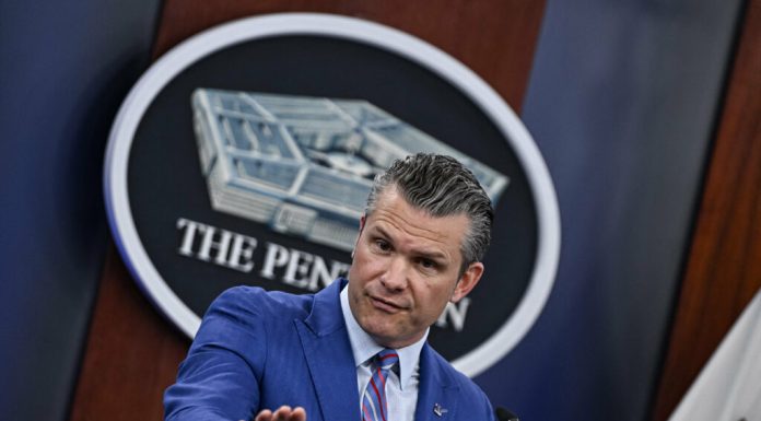Pete Hegseth avertizează regimul iranian să „aleagă cu înțelepciune” sau se va confrunta cu o blocadă continuă