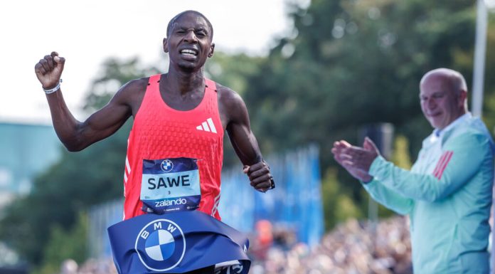 S-a scris istorie! Record: Sabastian Sawe a aleargat primul maraton oficial sub două ore