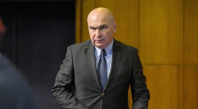 Bolojan, între guvern minoritar și moțiune de cenzură