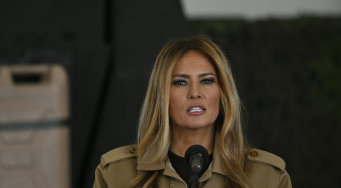 Melania Trump a făcut o declarație la Casa Albă în care neagă legăturile cu Epstein