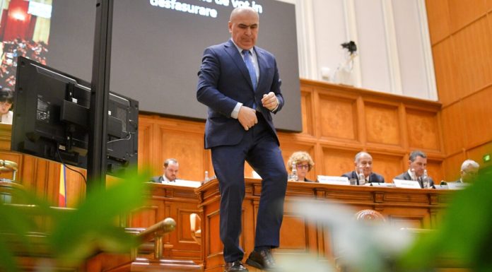 Moțiunea de cenzură inițiată de PSD și AUR împotriva Guvernului Bolojan este citită acum, în plenul Parlamentului, de Petrișor Peiu