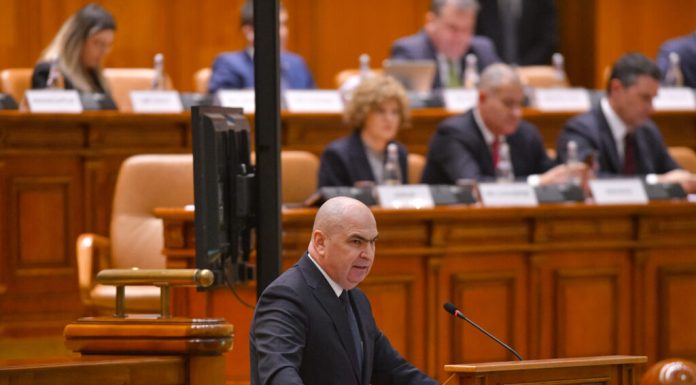 Moțiunea de cenzură împotriva Guvernului Bolojan, citită astăzi în Parlament. Votul decisiv, programat pe 5 mai