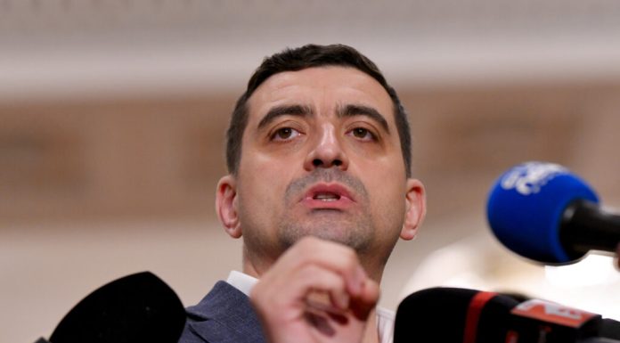 George Simion, președintele AUR: „Ceea ce vedeți la televizor este praf în ochii românilor, în timp ce Azomureș rămâne blocat. Dacă ei nu sunt în stare, să se dea la o parte și să ne lase pe noi”