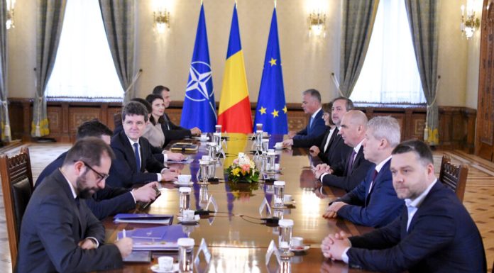 Nicușor Dan face apel la calm: „Suntem evident într-o criză politică” / Grindeanu: „Vrem alt premier”. Bolojan nu cedează: „Îmi asum în continuare mandatul de premier” / PSD a votat retragerea miniștrilor din Guvern. VIDEO