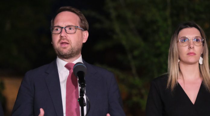 „Pare că mai vor să rămână cu un picior înăuntru”. Dominic Fritz, despre retragerea PSD din guvern