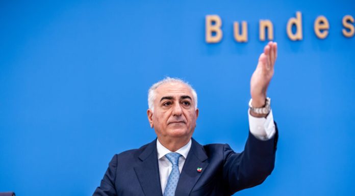 Prințul moștenitor al Iranului, Reza Pahlavi, stropit cu un lichid roșu la Berlin