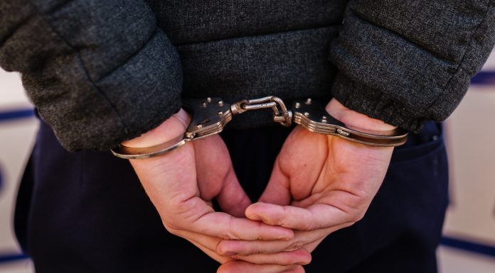 Alba: Tânărul de 18 ani acuzat că a omorât un bărbat căruia i-a aruncat un cuţit în piept, arestat. Victima intervenise pentru a aplana un conflict între părinţii băiatului/ Mama tânărului, sub control judiciar