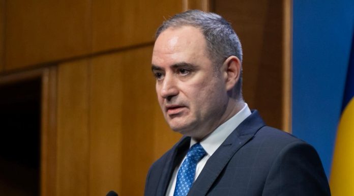 Ministerul Finanţelor anunţă că România reduce deficitul bugetar ESA la 7,9% din PIB în 2025, fiind cea mai amplă corecţie fiscală din Uniunea Europeană, peste aşteptările iniţiale ale pieţelor şi instituţiilor internaţionale