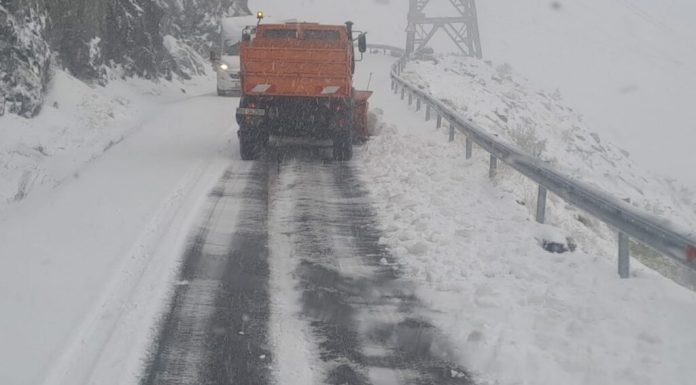 Ninsoare pe mai multe șosele din România. Utilajele de deszăpezire au fost scoase pe traseu