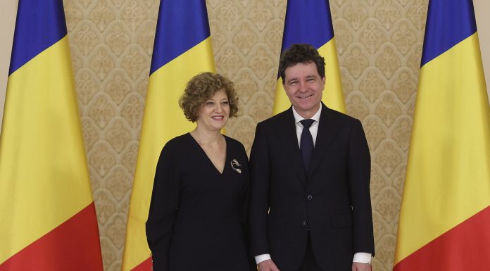 Oana Gheorghiu spune cât s-a schimbat Nicușor Dan la Cotroceni: „Societatea îi reproșează multe”. În ce condiții mai rămâne în Guvern