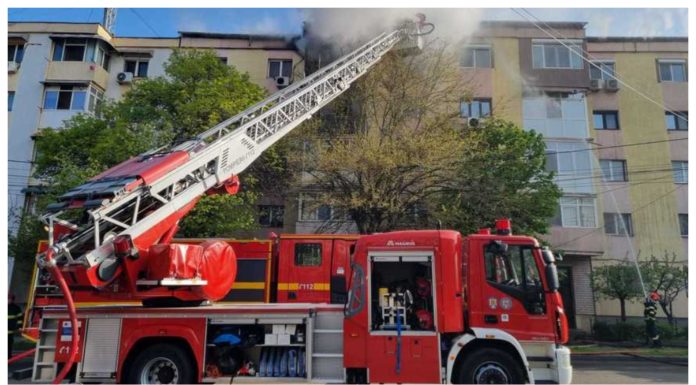 Incendiu puternic într-un bloc din Craiova. Mai mulți locatari au fost evacuați