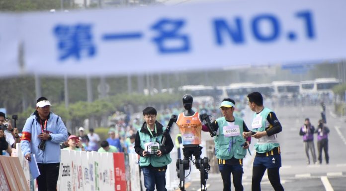 Semimaraton inedit la Beijing: un robot a depășit recordul mondial uman