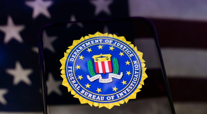 Trump taie mii de posturi din forțele de ordine, dar promite război cu infracționalitatea. FBI, printre agențiile puternic afectate