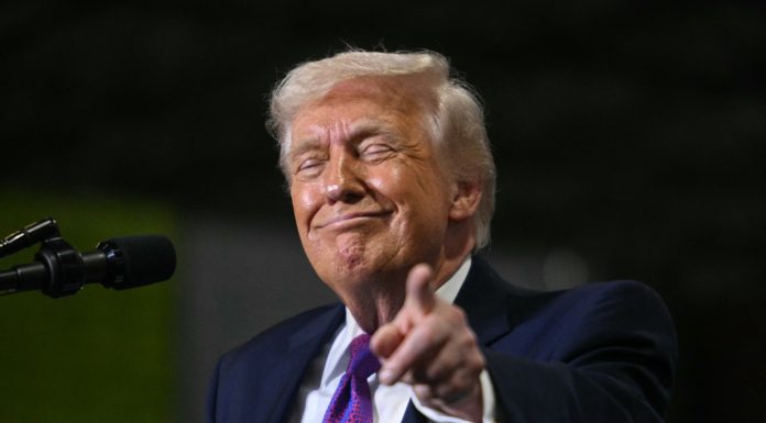 Donald Trump a șters imaginea în care era înfățișat ca Iisus Hristos: „Credeam că sunt eu în rolul unui medic”
