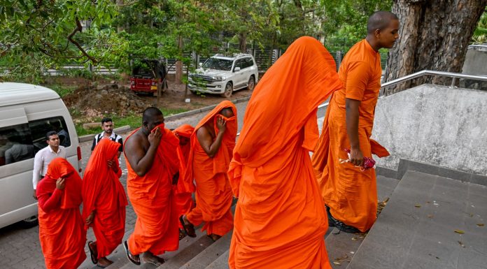 Zeci de călugări budiști prinși cu 110 kg de canabis pe aeroport. Drogurile, ascunse în bagaje cu pereți falși