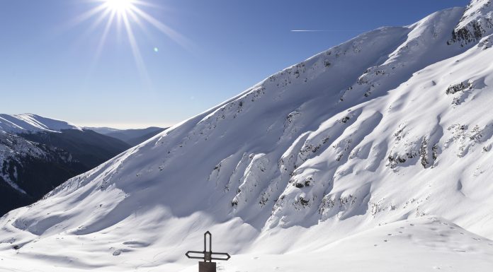 Risc crescut de avalanşe în Munţii Făgăraş şi Bucegi. Stratul de zăpadă depășește 2 metri la Vârful Omu
