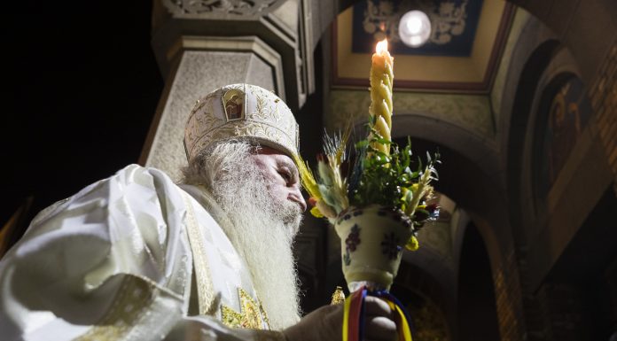 Ce semnifică Lumina Sfântă din noaptea de Înviere. Ce trebuie să știe credincioșii dacă se stinge lumânarea în drum spre casă