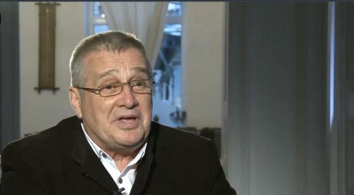 O casă din Dolj a poetului Mircea Dinescu, incendiată. La cât se ridică prejudiciul