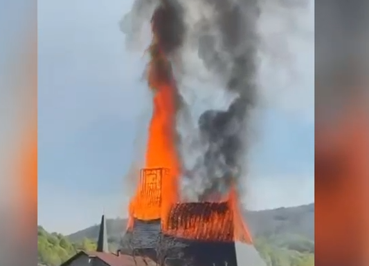 Incendiu puternic la o biserică din Maramureș: acoperișul, cuprins de flăcări, intervenție a pompierilor