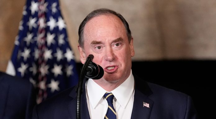 Secretarul Marinei SUA, John Phelan, își părăsește funcția „cu efect imediat”, anunță Pentagonul: „Îi urăm mult succes”