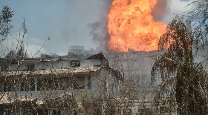 Tragedie într-un sat al săracilor din Malaysia: un incendiu puternic a mistuit sute de case și a lăsat mii de oameni pe drumuri