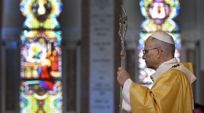 După ce i-a spus să se limiteze la „probleme morale”, JD Vance îi cere Papei Leon „să fie atent când vorbeşte despre teologie”