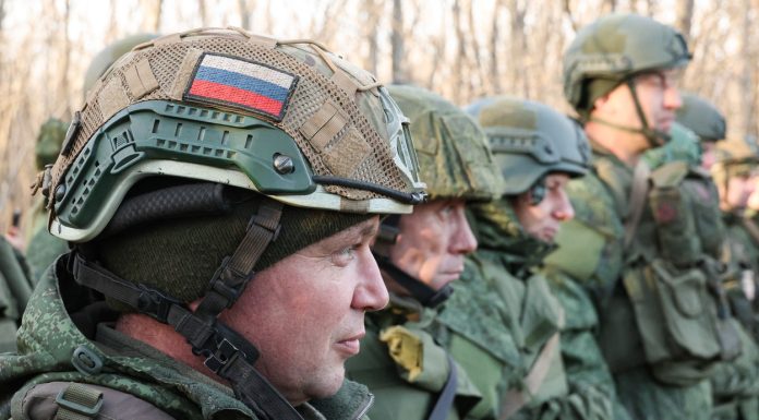 Armata lui Putin modifică regulamentul intern după ce numărul alcoolicilor recrutați a crescut semnificativ